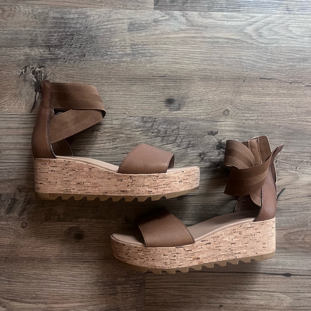 NWOT SOREL
Cameron Flatform Ankle Strap Sandal - Women's